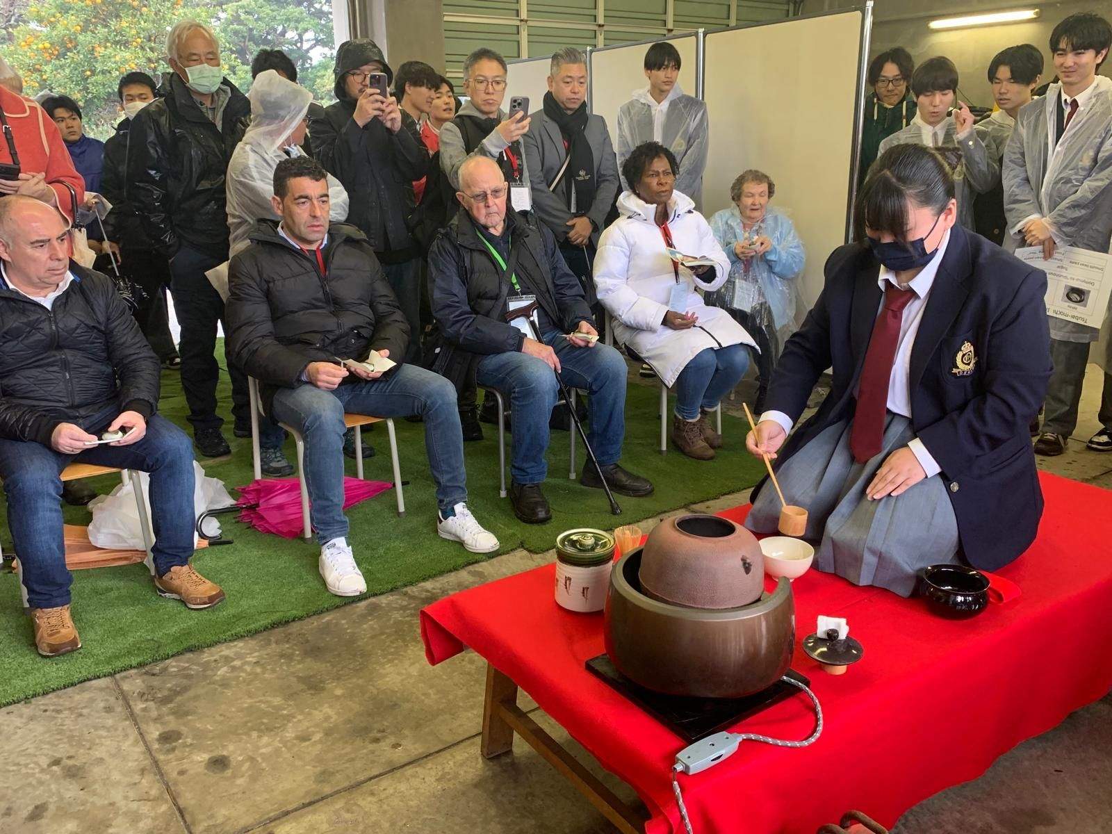 Exhibición de bebidas derivadas de la camelia en Oshima