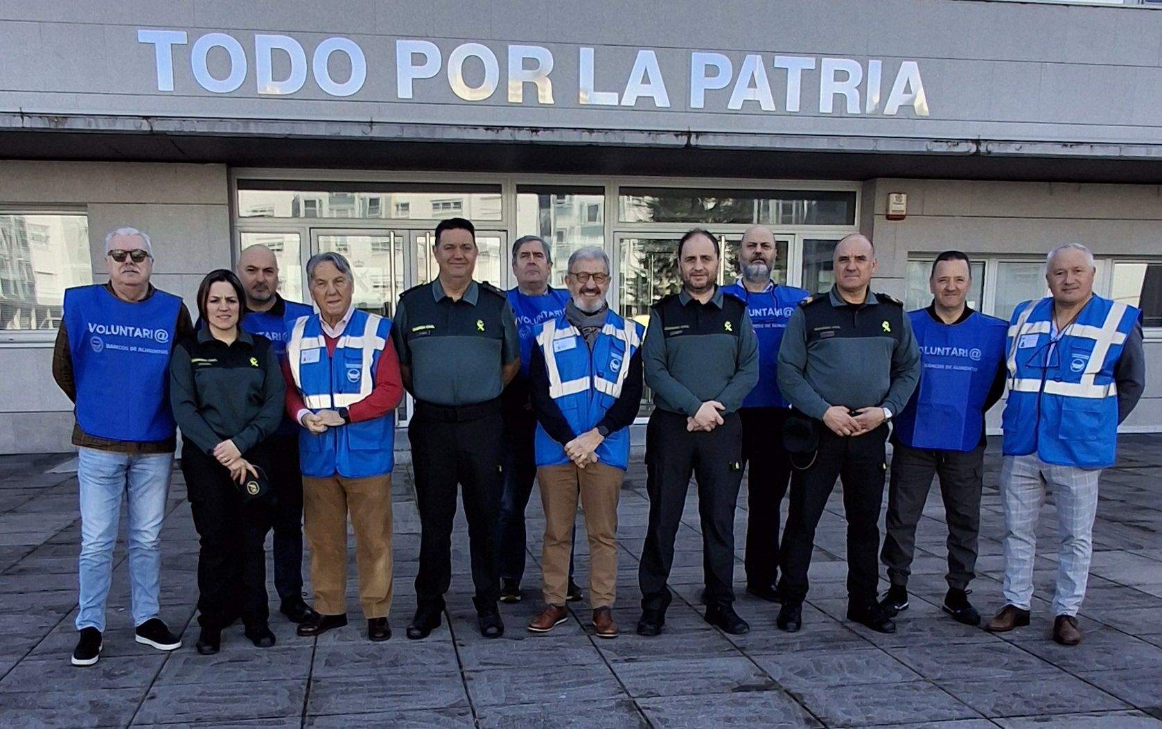 José Ramón Santamaría, Gerardo Calvo y Óscar Braña, con agentes participantes en el Zampakilos Solidario
