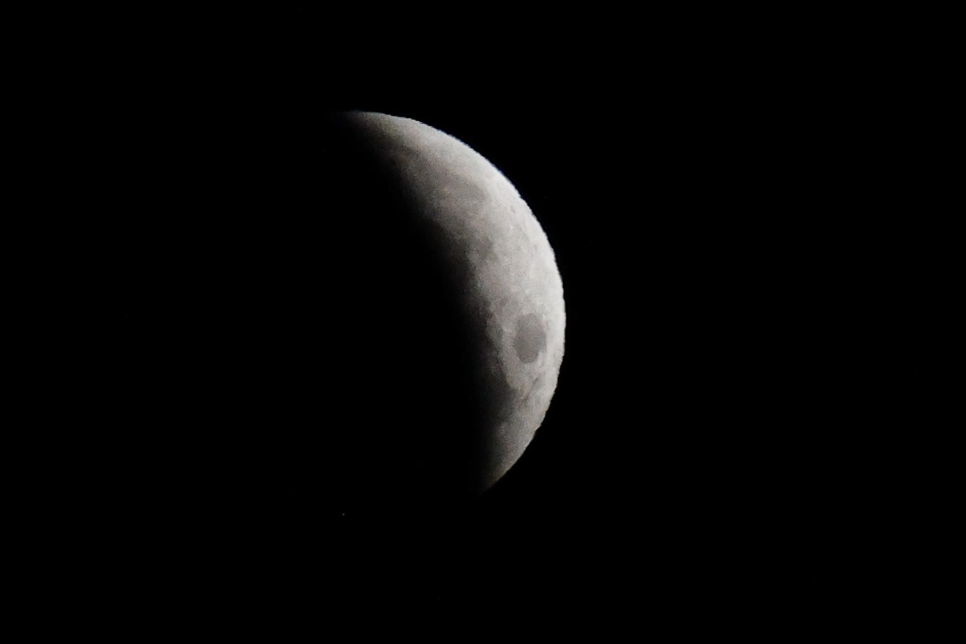 Eclipse lunar