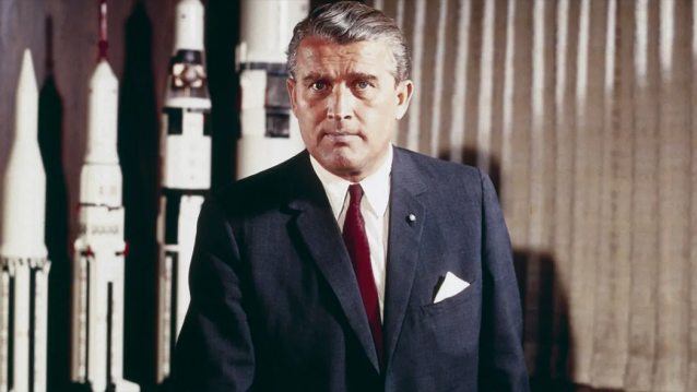 Wernher von Braun en 1964, no seu despacho da NASA