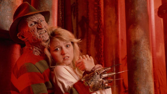 Freddy Krueger e unha rapaza loura aterrecida