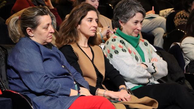 Yoya Blanco, Silvia Junco y Eva Vilaverde siguiendo el foro Yoya Blanco, Silvia Junco y Eva Vilaverde siguiendo el foro