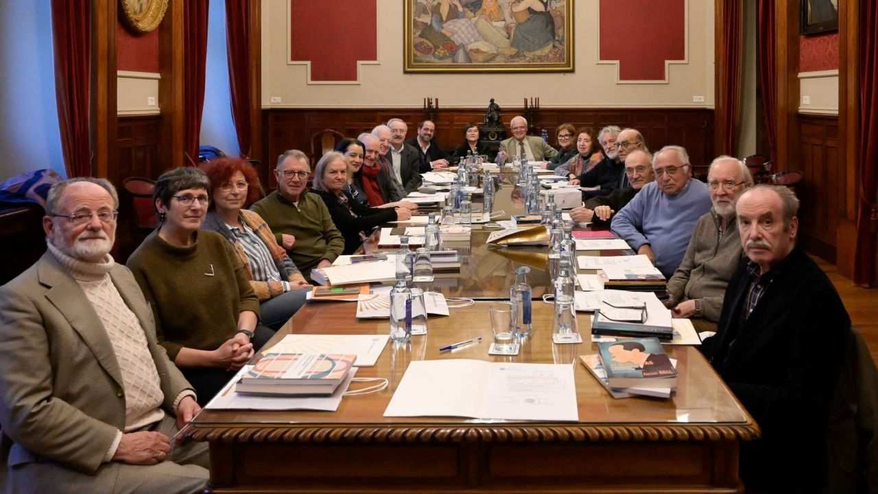Víctor Freixanes, cos membros do Plenario na xuntanza ordinaria da RAG Víctor Freixanes, cos membros do Plenario na xuntanza ordinaria da RAG