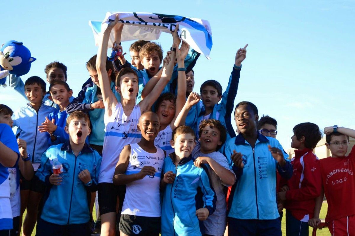 Equipo infantil masculino da Gimnástica tras proclamarse en Ribeira campión galego