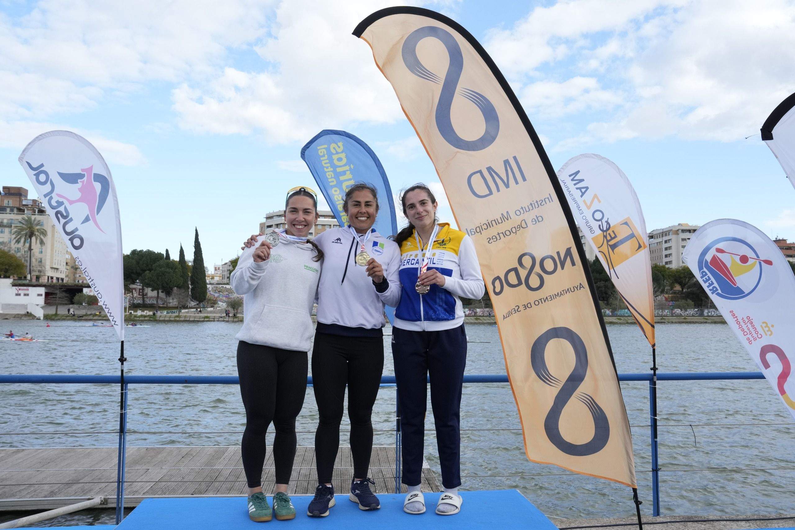 Antía Jácome (esquerda) no podio do Campionato de España de Inverno