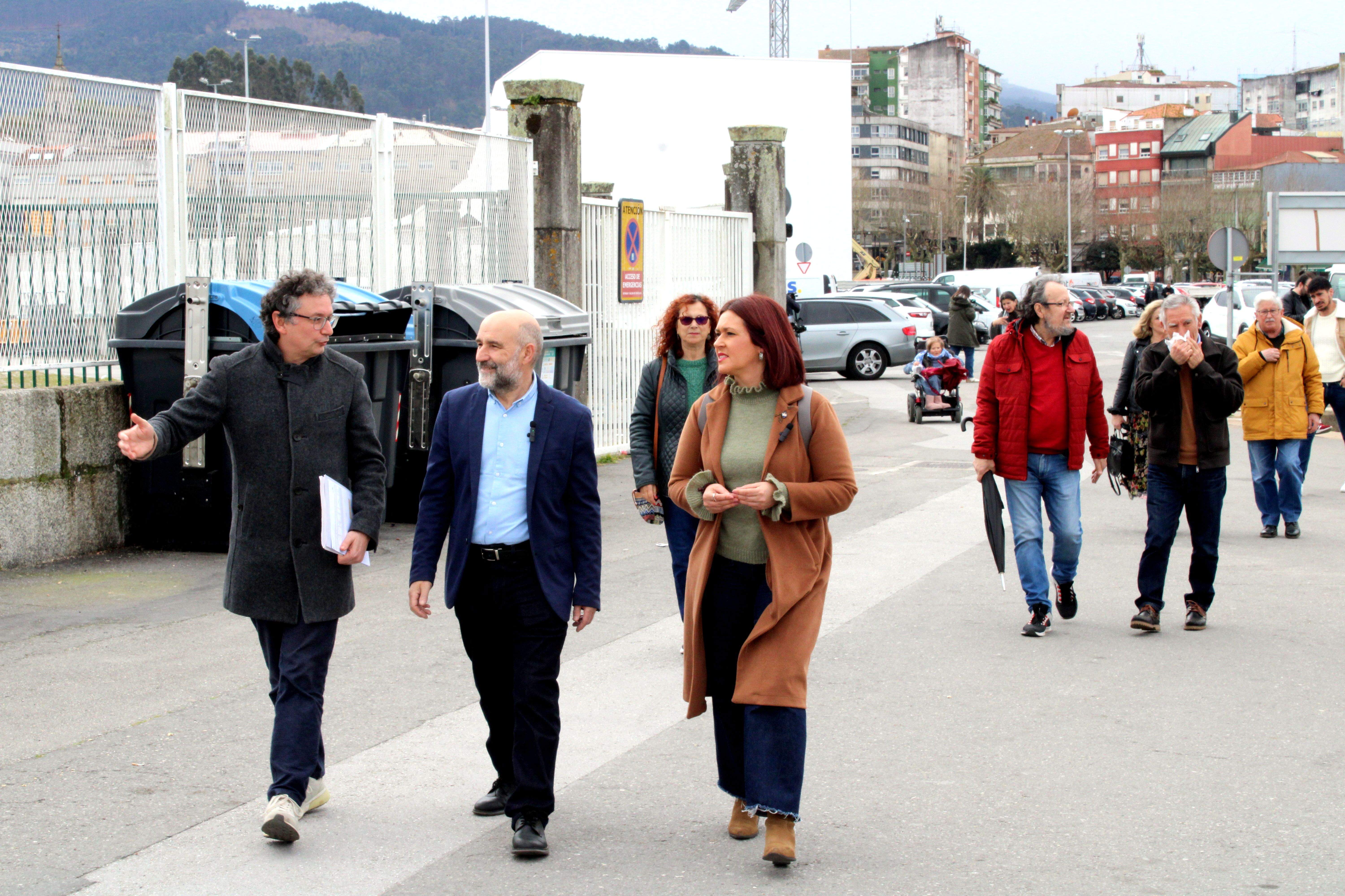 Néstor Rego y Lucía Santos en la zona portuaria de Marín
