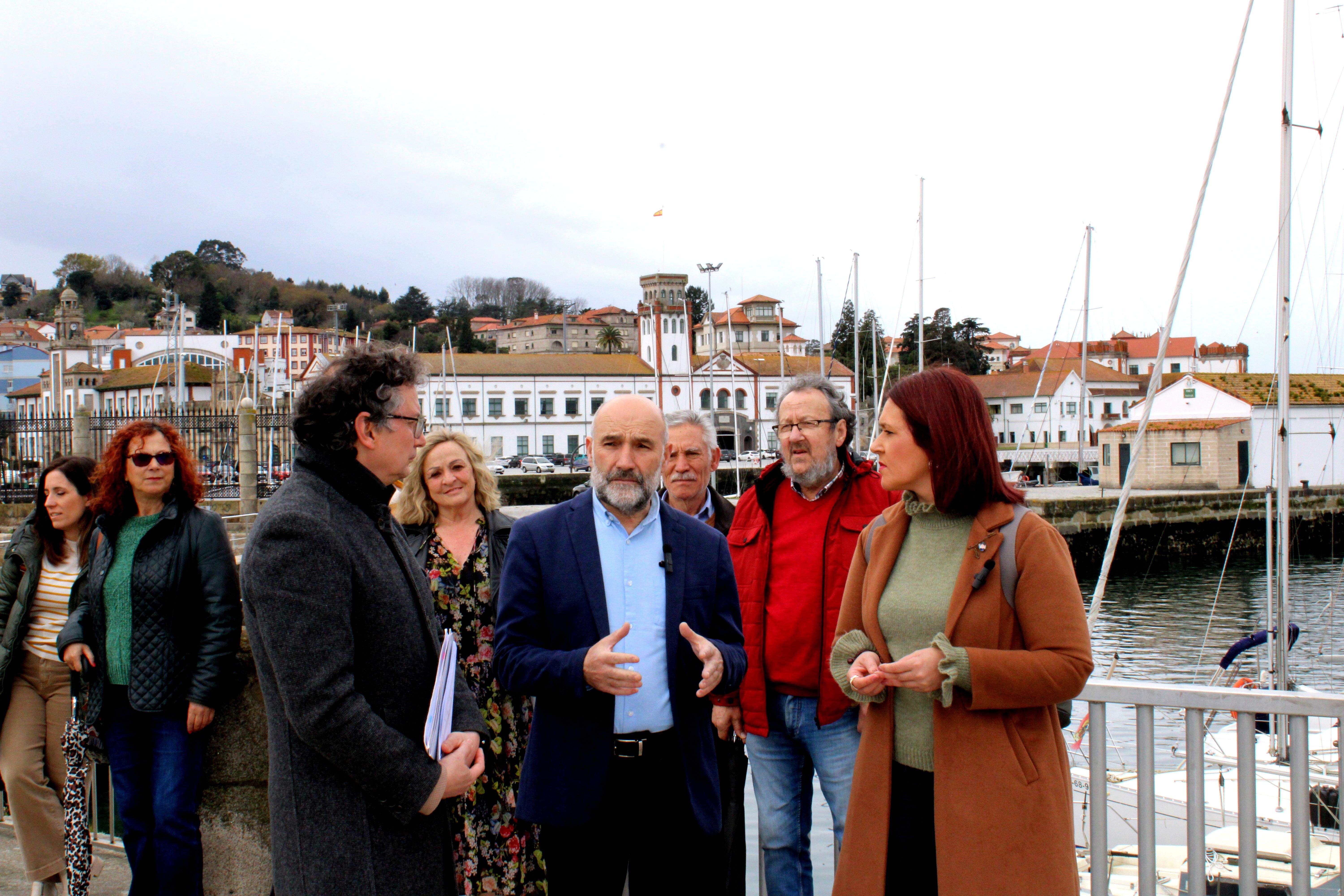 Representantes del BNG en la zona portuaria de Marín