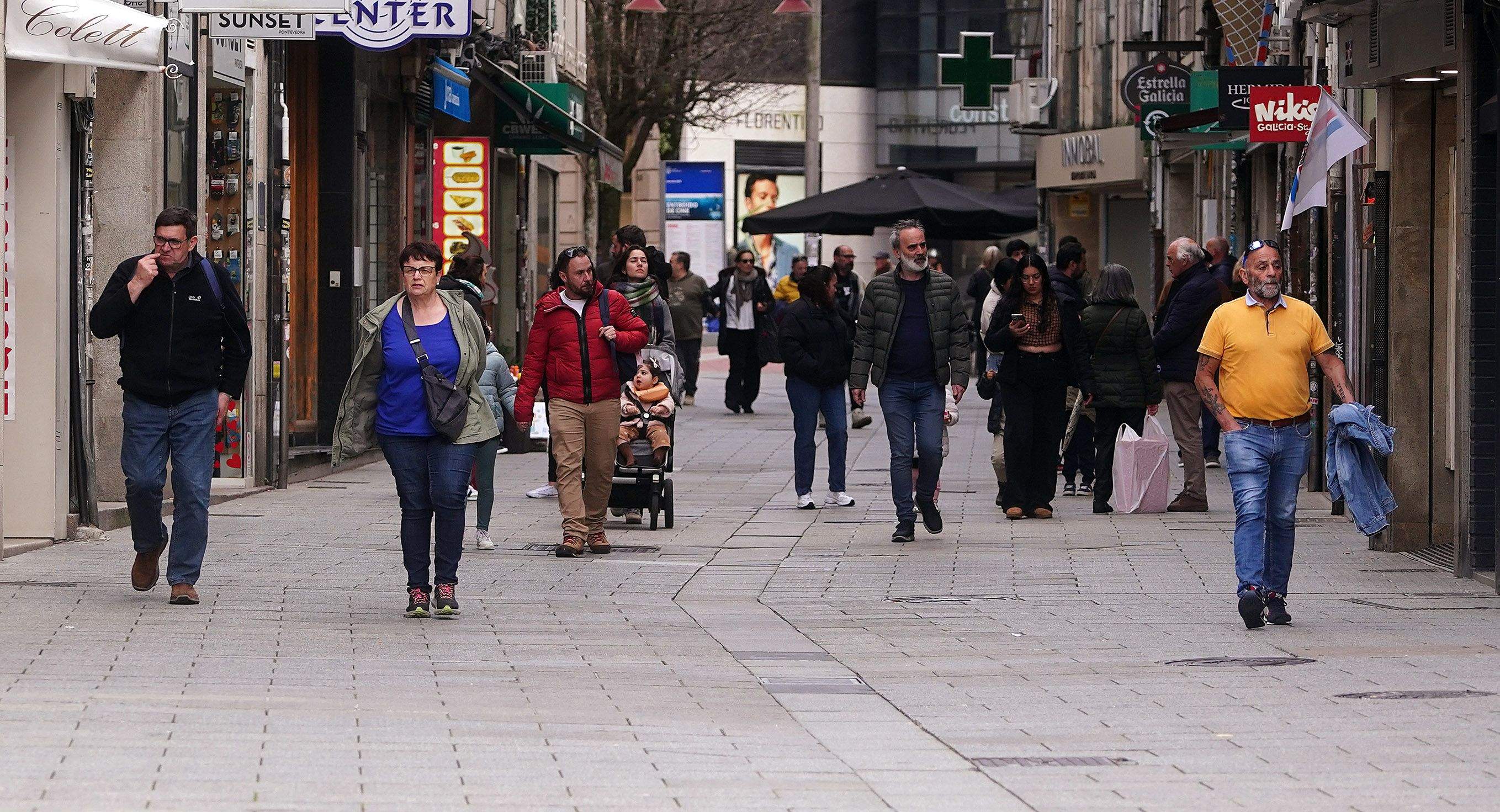 Viandantes por unha rúa de Pontevedra