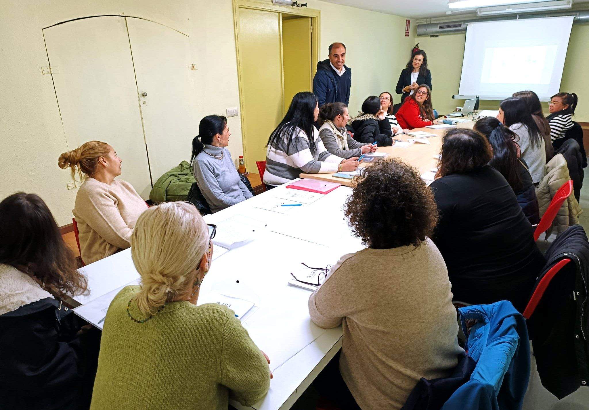 Ángel Moldes visita el curso de atención al cliente en comercio supermercado