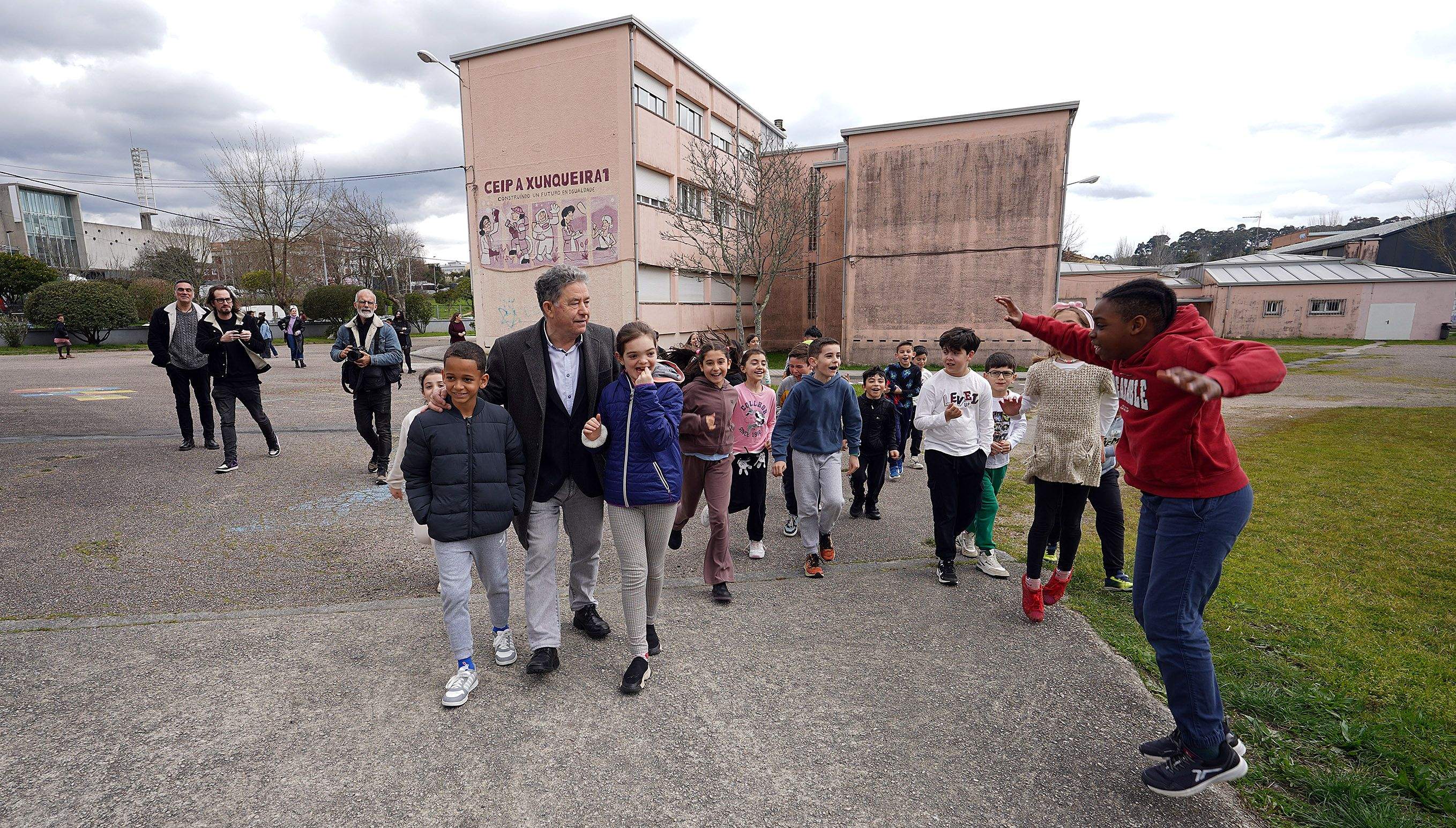 Marceline, ataviada cunha boina, e Orbil visitan o CEIP Xunqueira 1