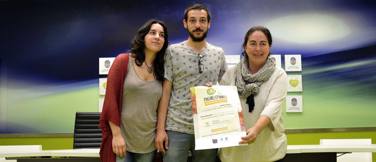 Integrantes de Samthing Visual presentan as actividades relacionadas con Imagine Elephants xunto á concelleira Anxos Riveiro