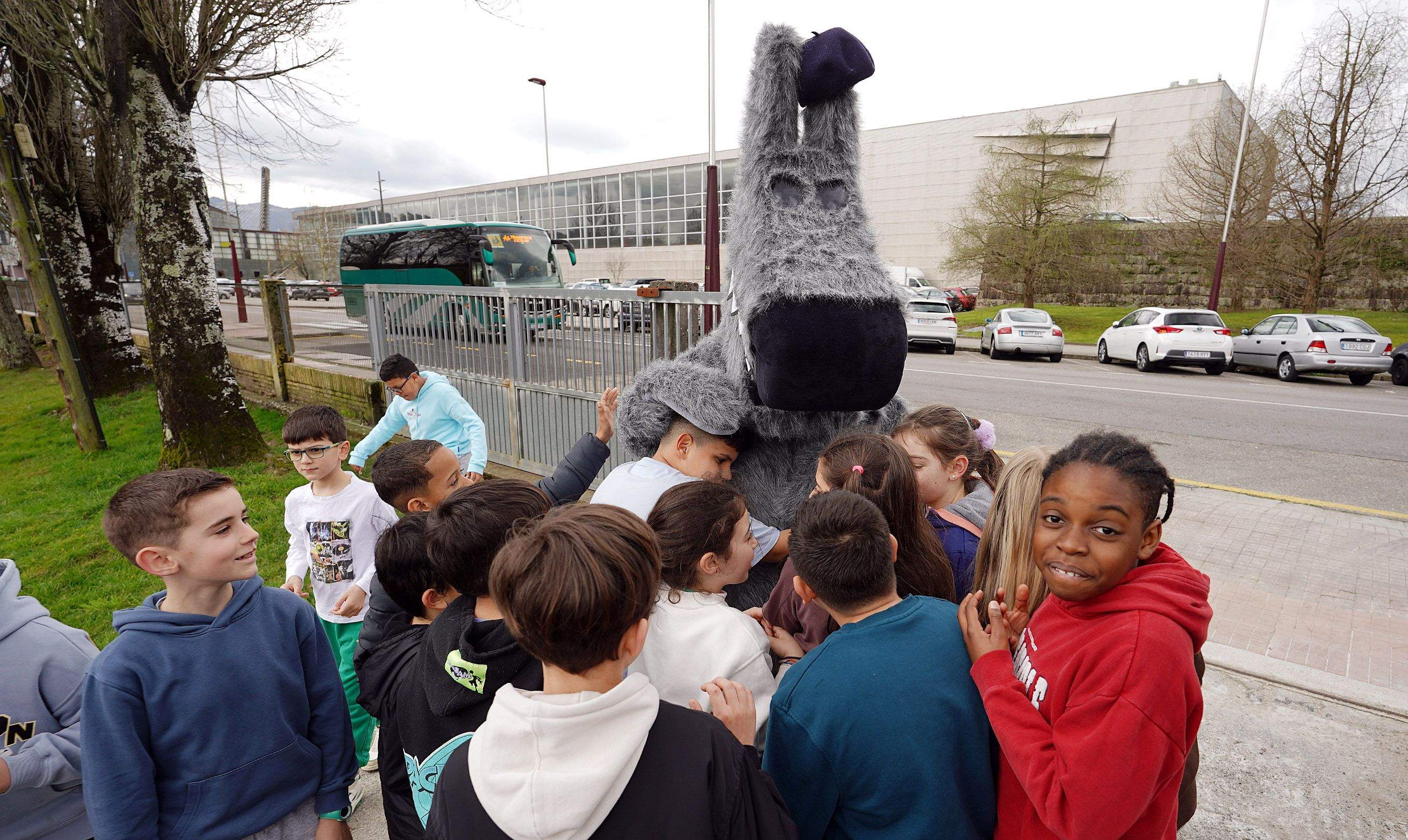 Marceline, ataviada cunha boina, e Orbil visitan o CEIP Xunqueira 1