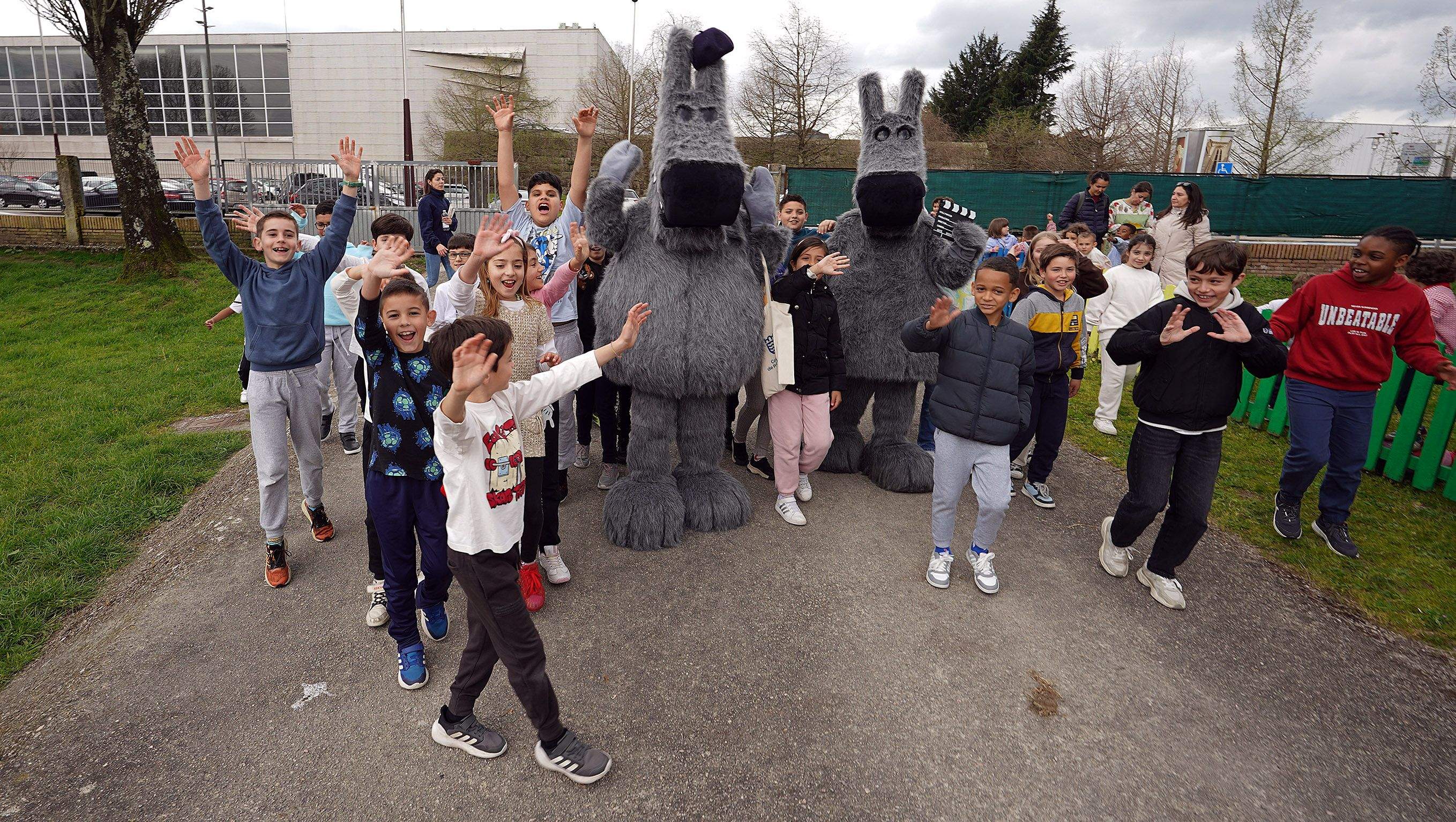 Marceline, ataviada cunha boina, e Orbil visitan o CEIP Xunqueira 1