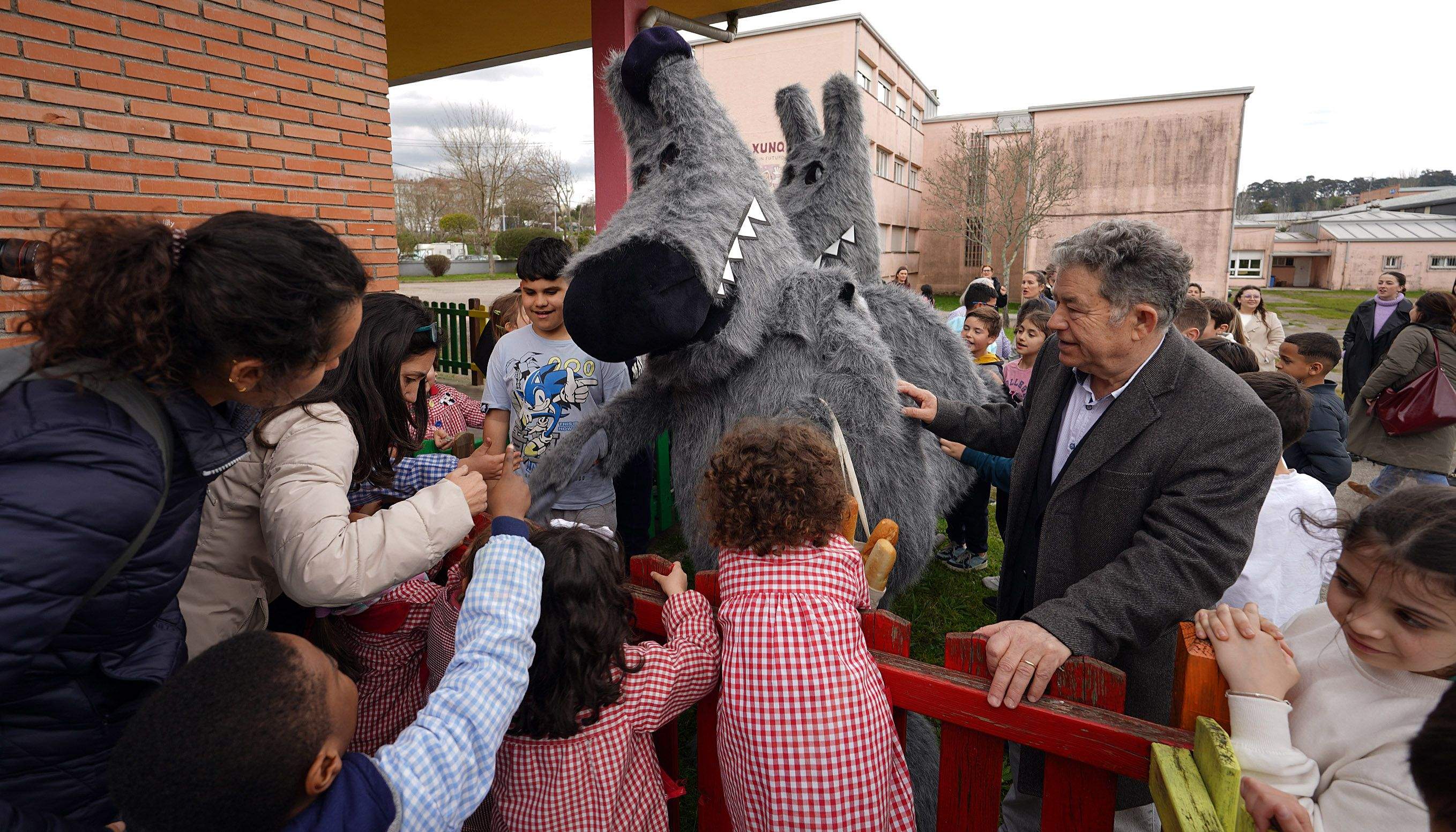 Marceline, ataviada cunha boina, e Orbil visitan o CEIP Xunqueira 1