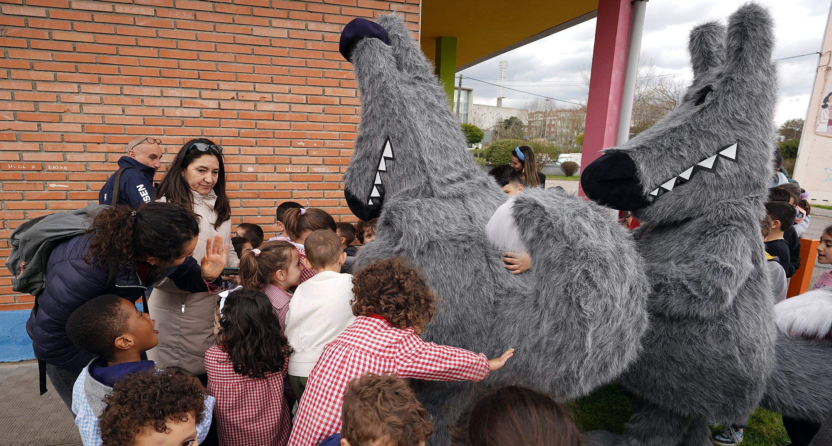 Marceline, ataviada cunha boina, e Orbil visitan o CEIP Xunqueira 1