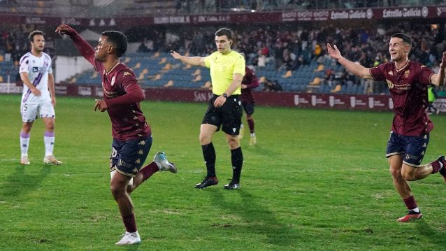 Dalisson celebra el gol que supuso el triunfo del Pontevedra contra el Numancia