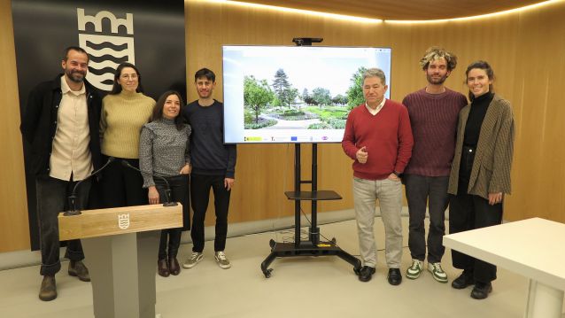 O alcalde co equipo autor do proxecto de renaturalización do río Gafos