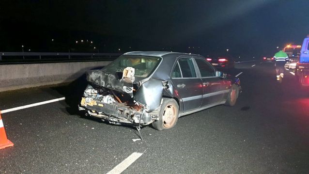 O Mercedes sufría danos na parte posterior
