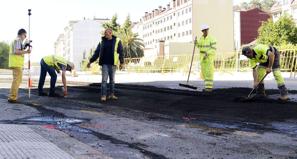 Trabajos de asfaltado en la nueva rotonda de la calle Estación