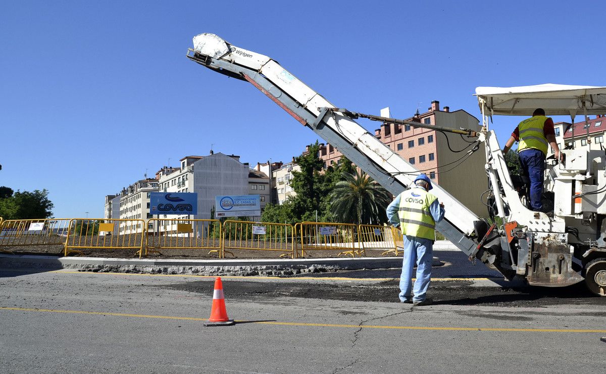Trabajos de asfaltado en la nueva rotonda de la calle Estación
