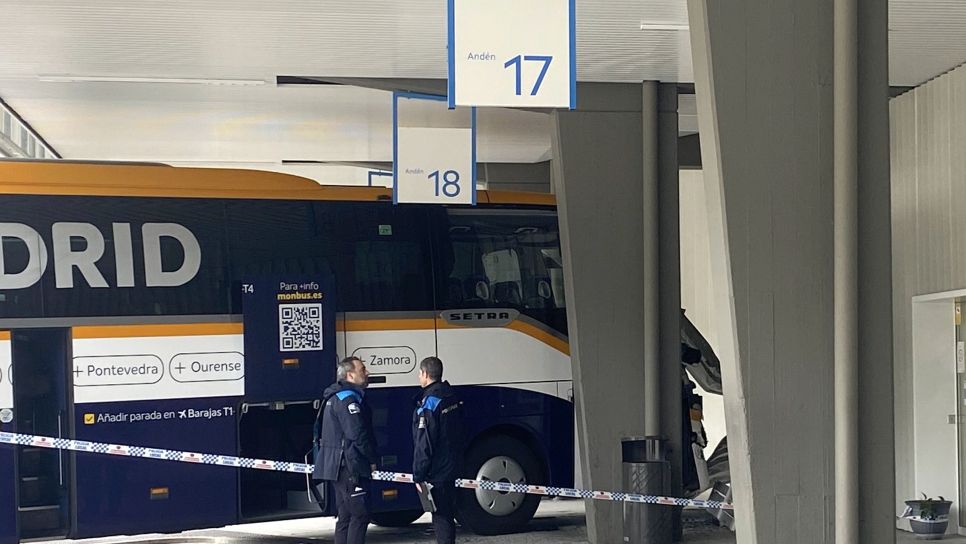Autobús accidentado na estación Autobús accidentado na estación