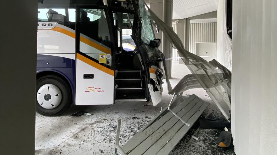 Autobús accidentado na estación Autobús accidentado na estación