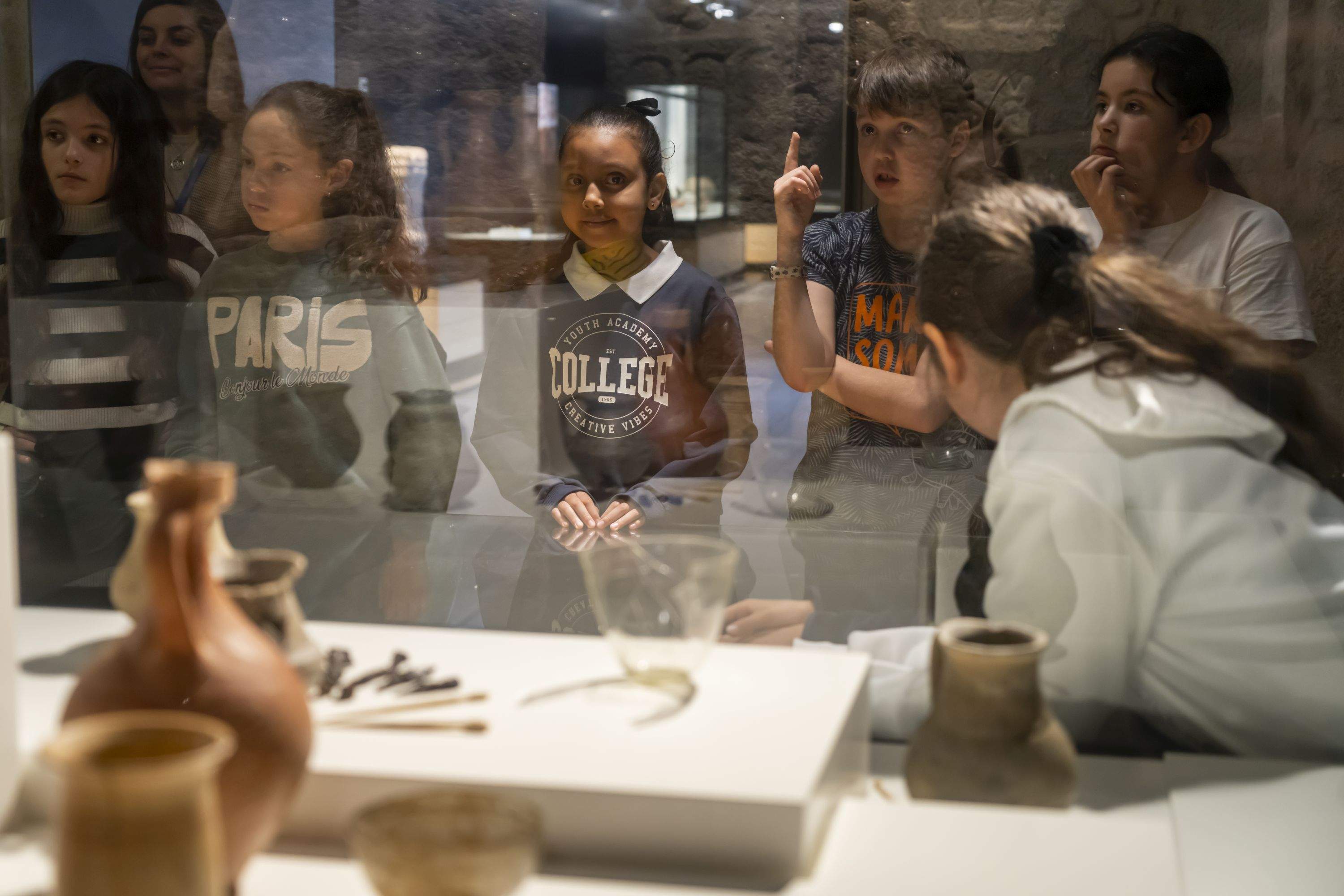 Un grupo de escolares de visita no Museo