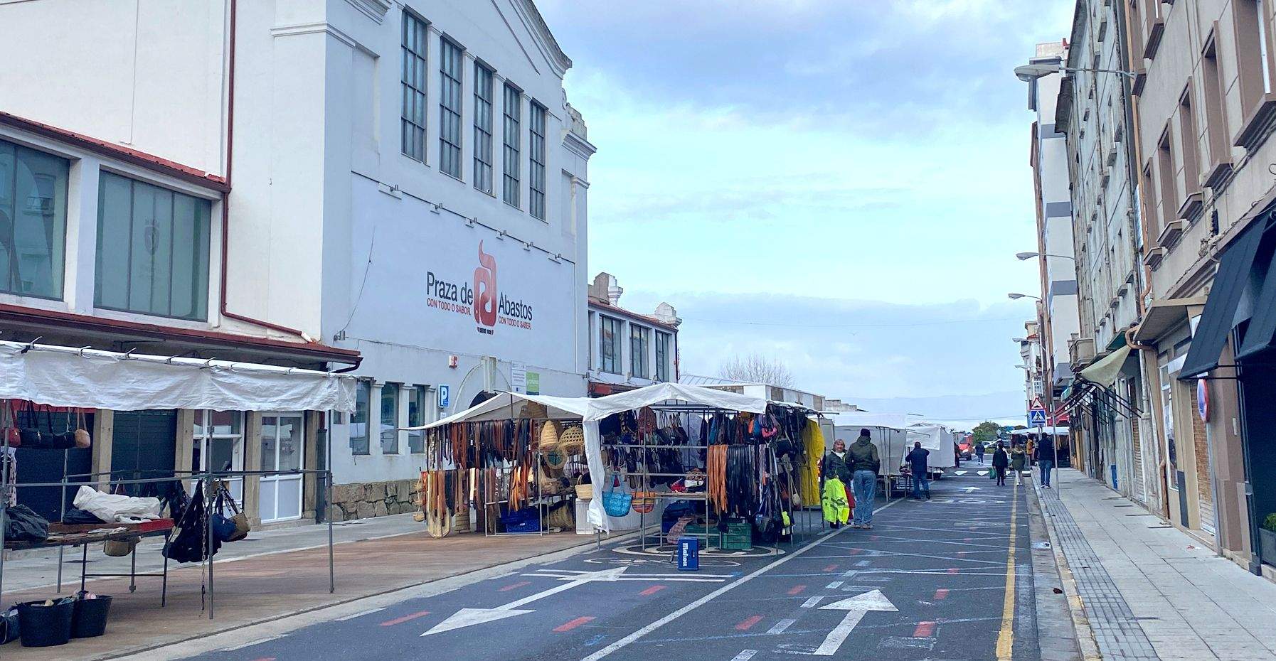 Venda ambulante diante da Praza de Abastos de Vilagarcía