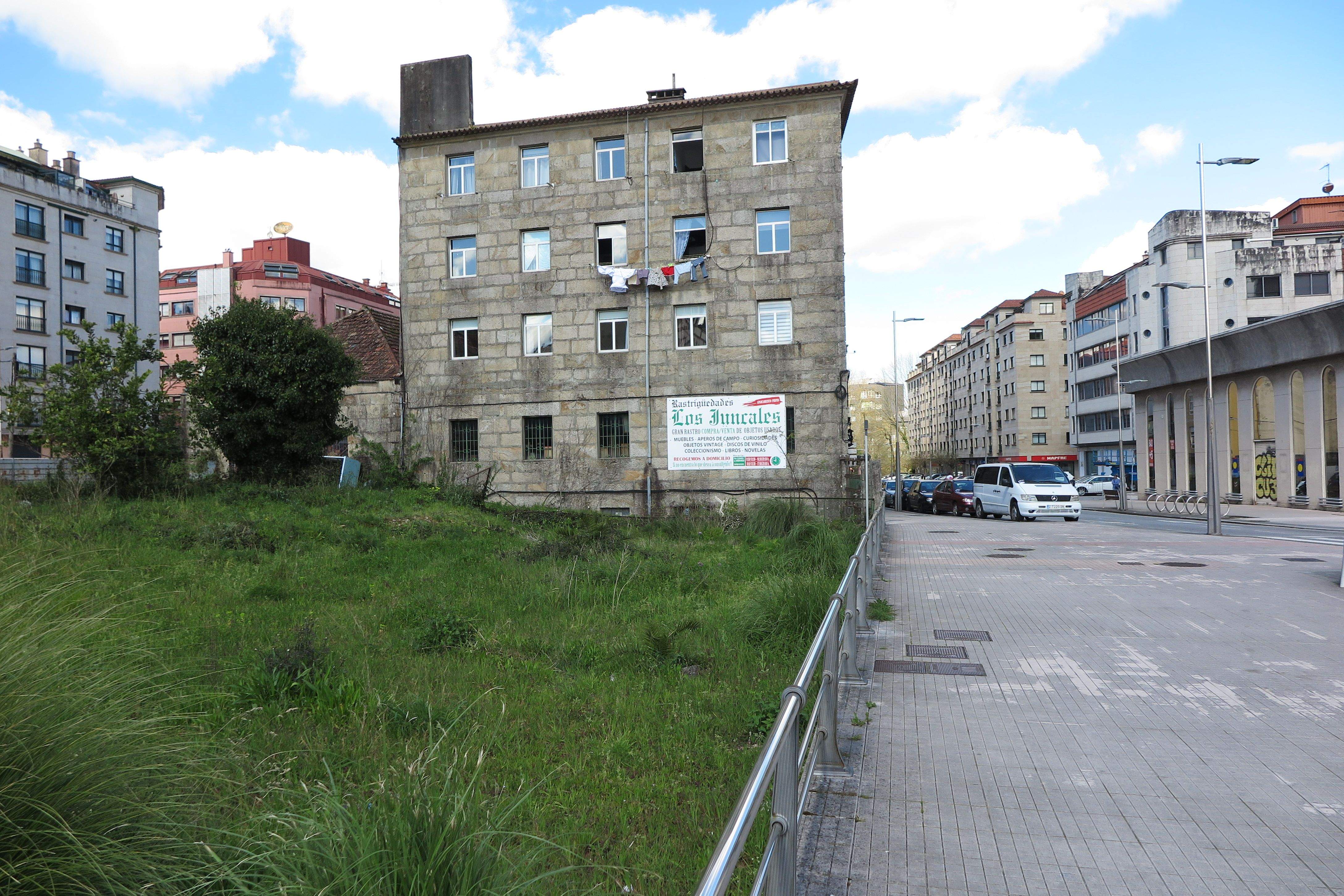 Parcela junto al anticuario de Los Juncales en la Rúa da Estación