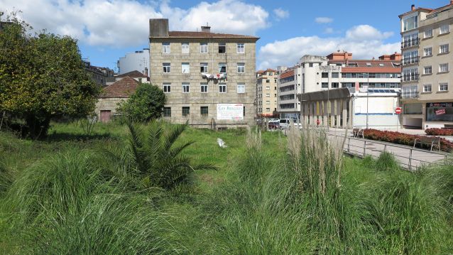 Parcela xunto ao anticuario de Los Juncales na Rúa da Estación