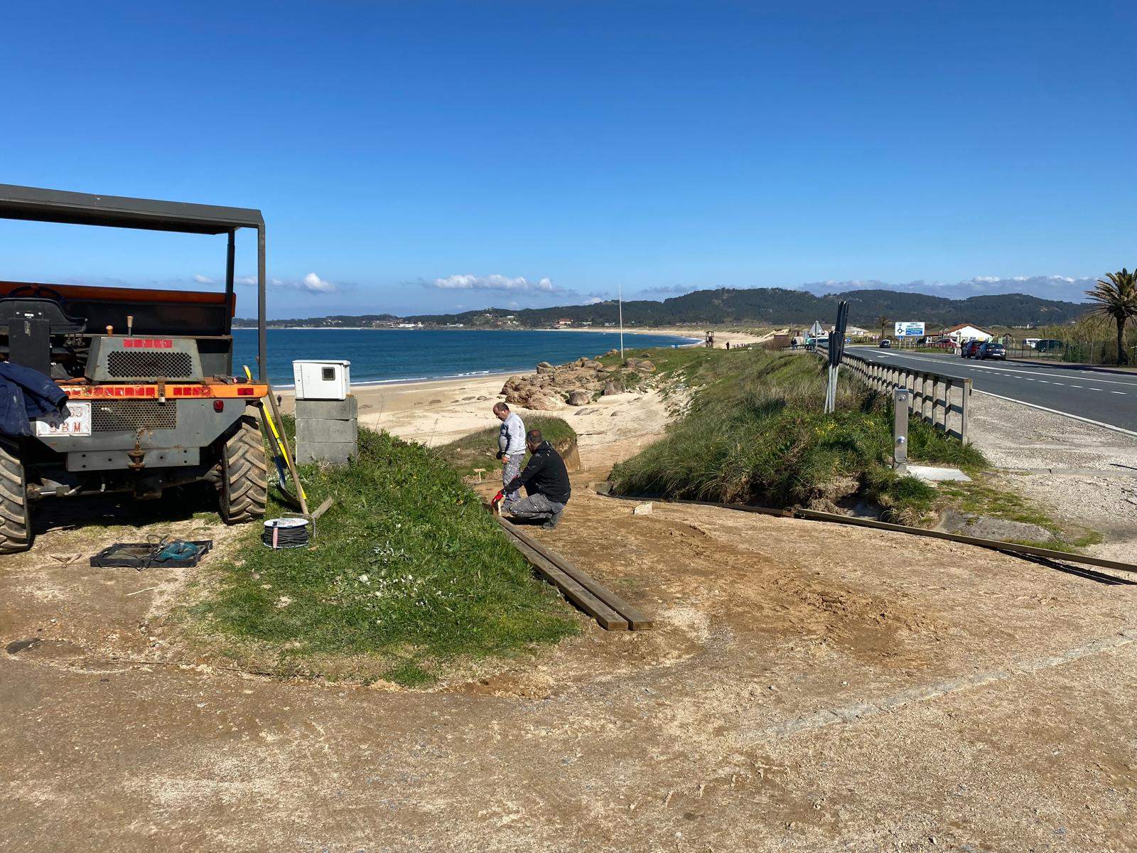 Trabajos de mejora en uno de los accesos a la playa de A Lanzada