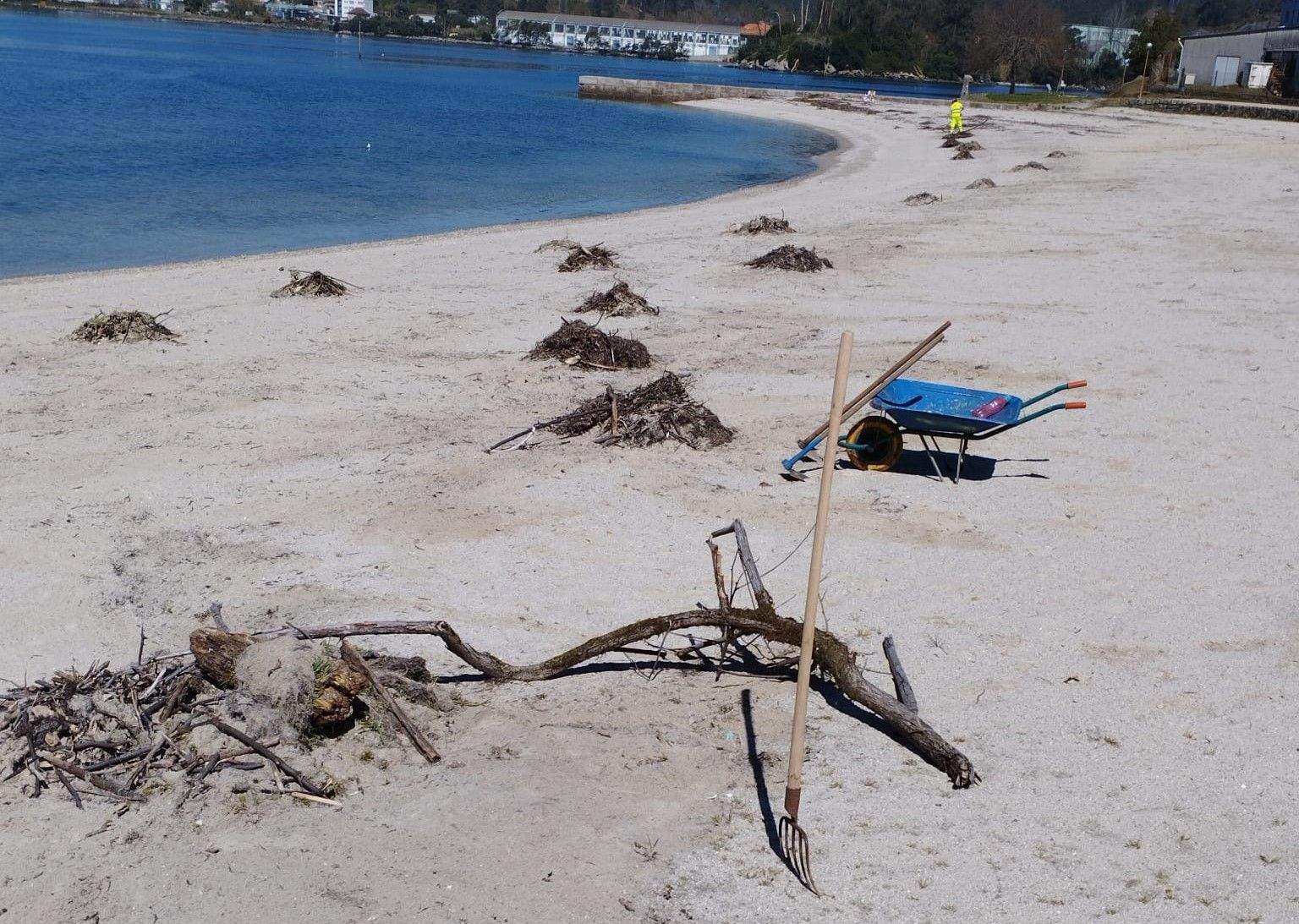 Tarefas de limpeza na praia de Muxeira, en Arcade