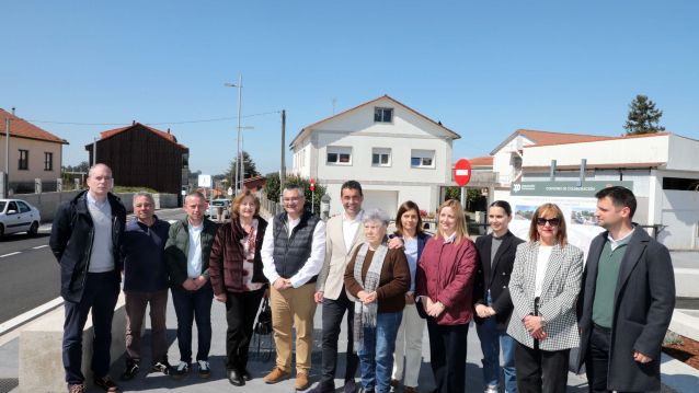 Asistentes a la inauguración de la reforma de la Rúa Condesa en Ribadumia Asistentes a la inauguración de la reforma de la Rúa Condesa en Ribadumia