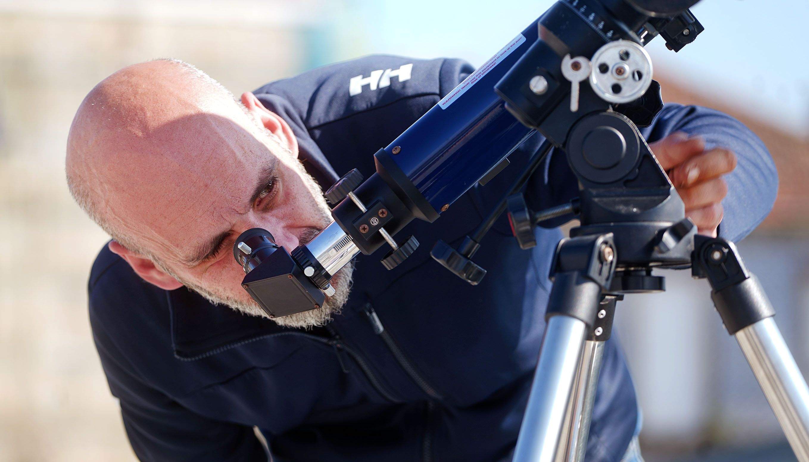 Igor Piñeiro observa a través del telescopio Igor Piñeiro observa a través del telescopio