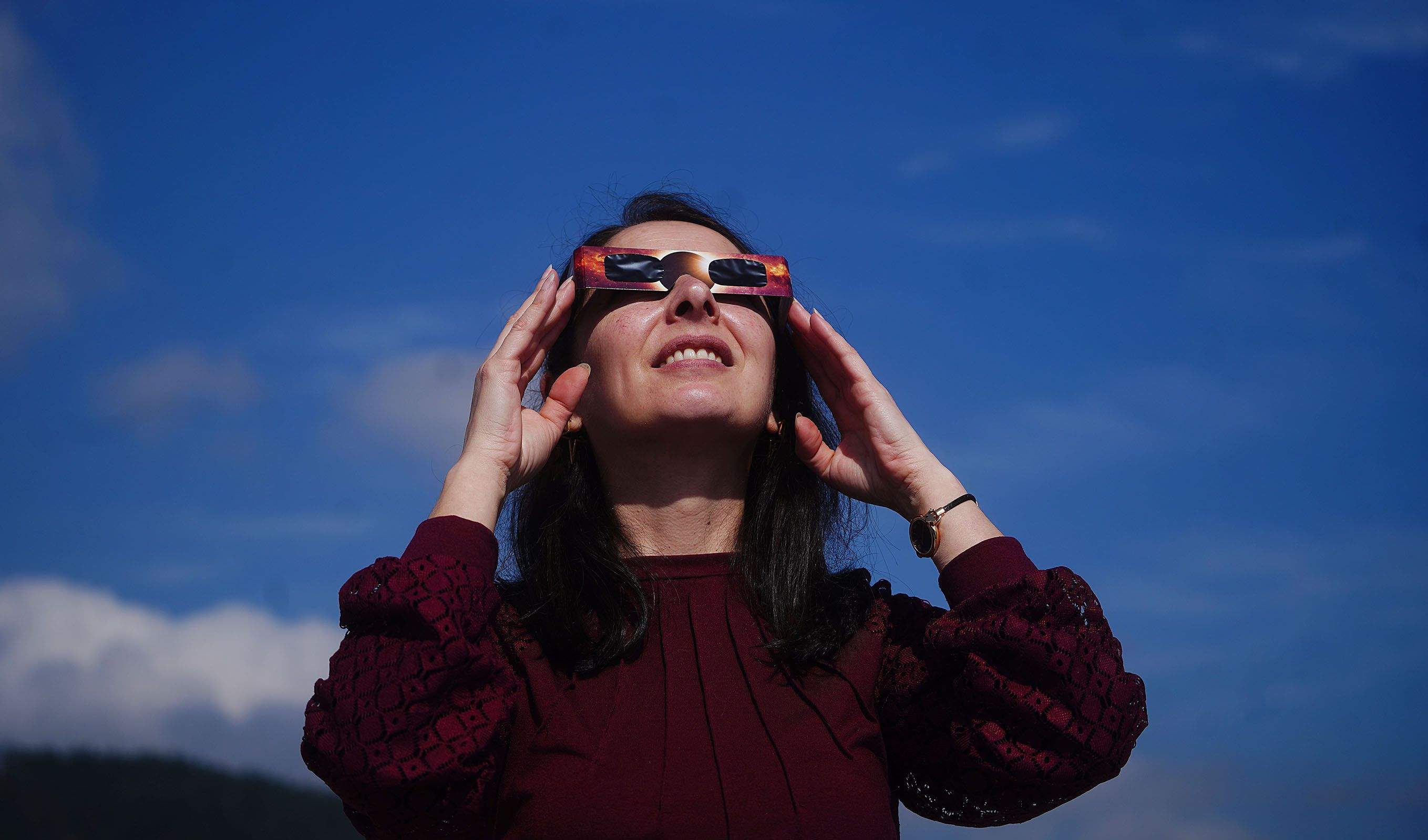 Diana Couselo, coordinadora de actividades de la Asociación Astronómica Sirio, con unas "gafas de eclipse" Diana Couselo, coordinadora de actividades de la Asociación Astronómica Sirio, con unas "gafas de eclipse"