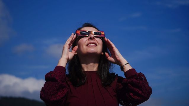 Diana Couselo, coordinadora de actividades de la Asociación Astronómica Sirio, con unas "gafas de eclipse" Diana Couselo, coordinadora de actividades de la Asociación Astronómica Sirio, con unas "gafas de eclipse"