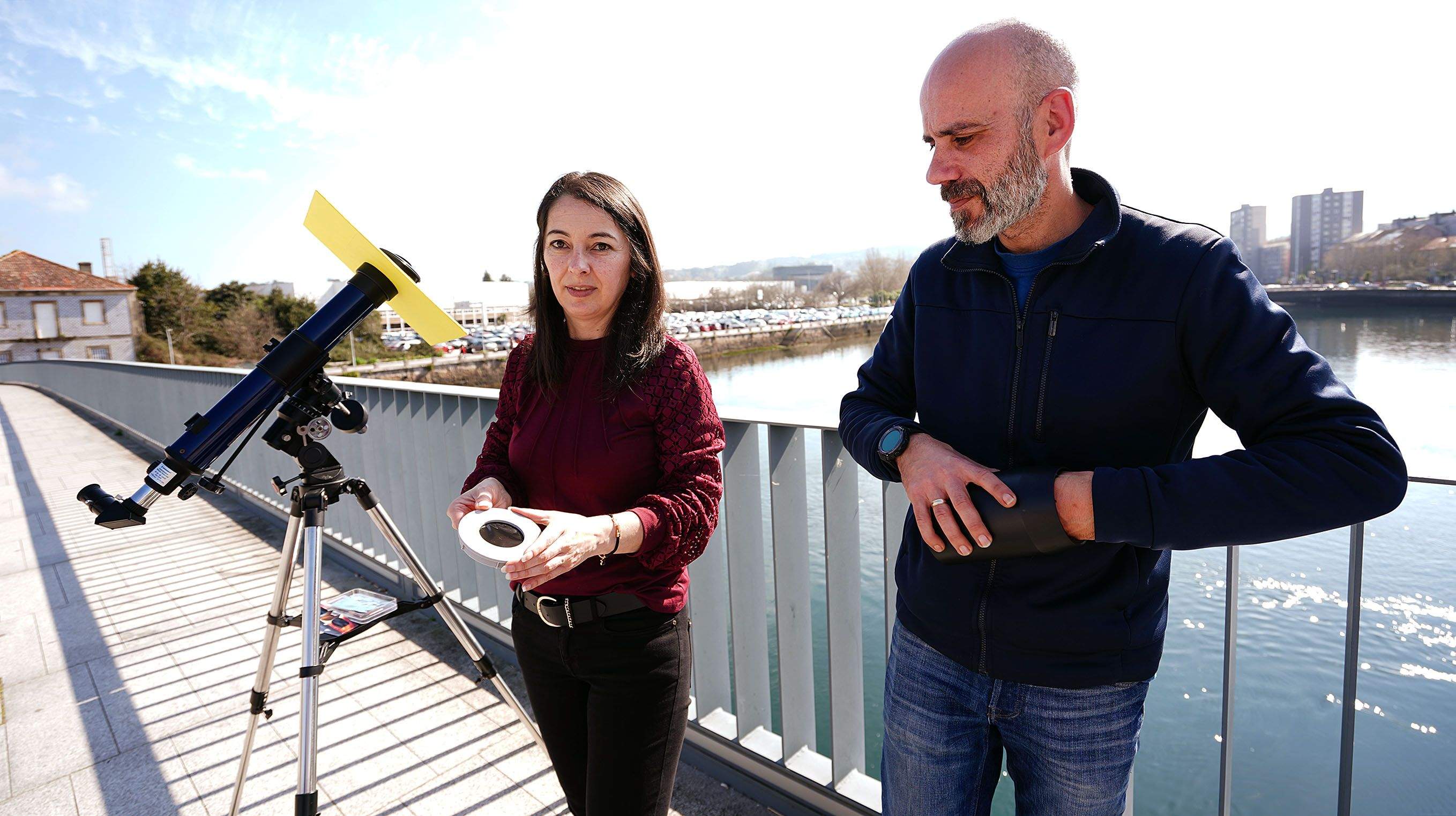 Diana Couselo e Igor Piñeiro muestran un filtro para ver el Sol cuya carcasa fabricaron en impresora 3D Diana Couselo e Igor Piñeiro muestran un filtro para ver el Sol cuya carcasa fabricaron en impresora 3D