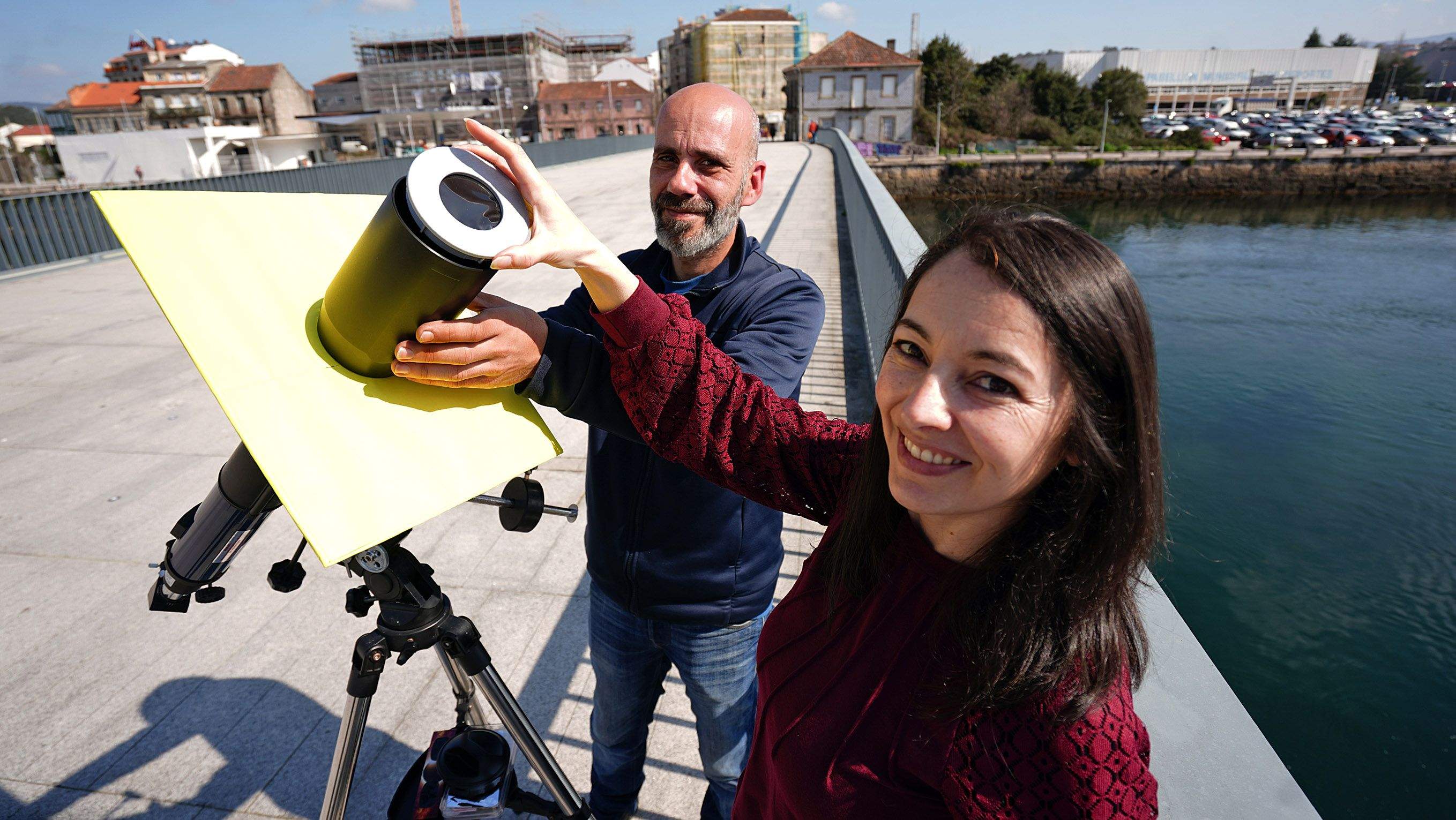 Los integrantes de la Asociación Astronómica Sirio han incorporado al telescopio un filtro homologado para ver el Sol con seguridad Los integrantes de la Asociación Astronómica Sirio han incorporado al telescopio un filtro homologado para ver el Sol con seguridad