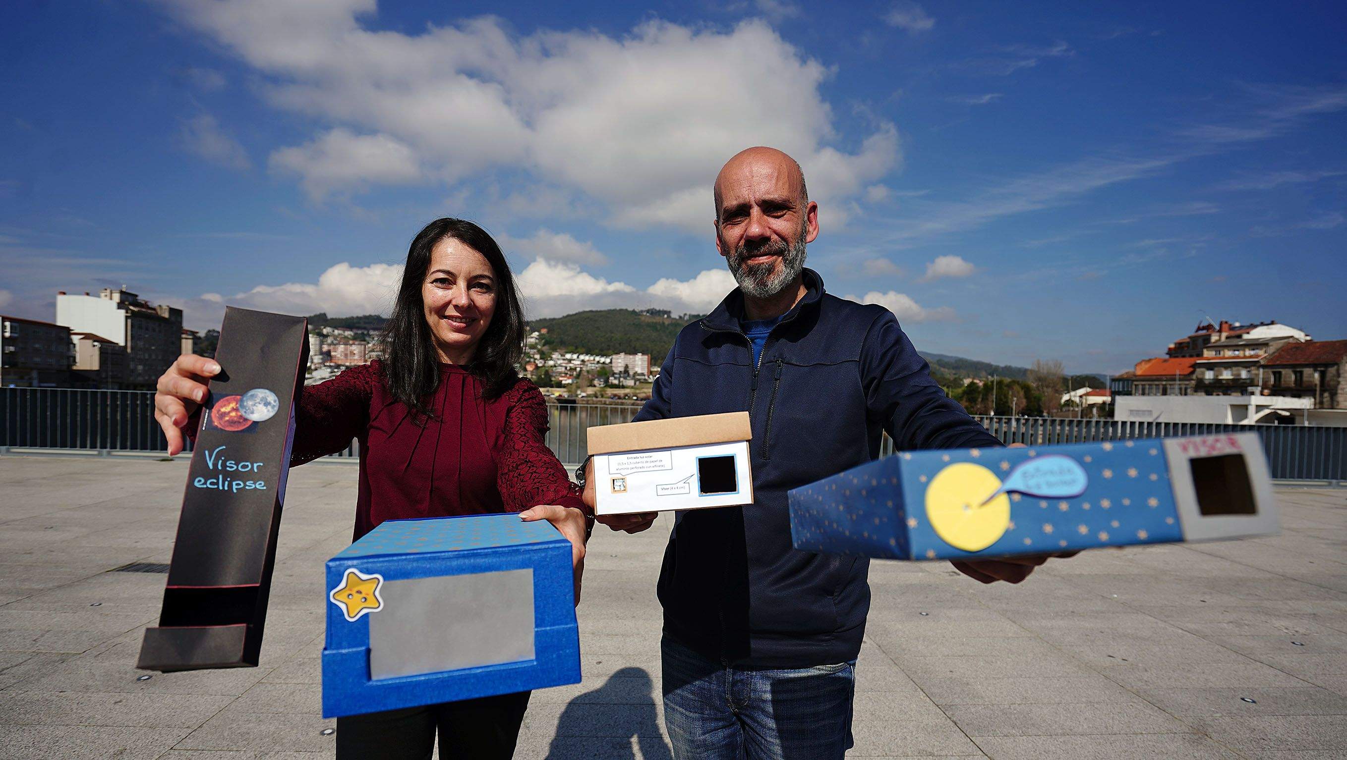 Diana Couselo e Igor Piñeiro muestran unas “cajas visores de eclipse” de fabricación artesana Diana Couselo e Igor Piñeiro muestran unas “cajas visores de eclipse” de fabricación artesana