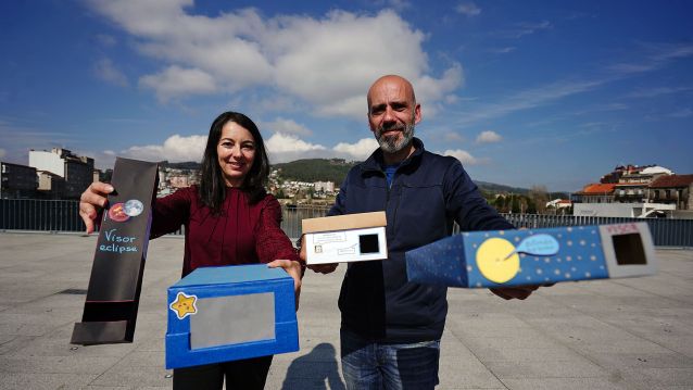 Diana Couselo e Igor Piñeiro muestran unas “cajas visores de eclipse” de fabricación artesana Diana Couselo e Igor Piñeiro muestran unas “cajas visores de eclipse” de fabricación artesana
