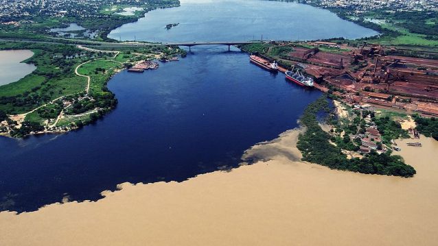 maxe representativa da magnitude colosal da conca do Orinoco: vista da confluencia do tributario río Caroní (952 quilómetros de lonxitude) co Orinoco, á altura de Cidade Güiana.