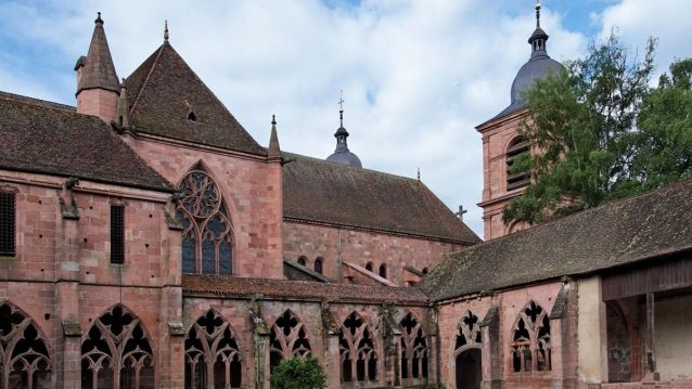 Claustro do mosteiro de Saint-Dié-des-Vosges, hoxe en día parte da catedral, lugar onde un fato de mentiras levou a nomear erroneamente todo un continente.