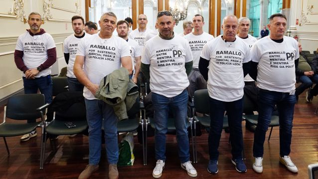 Protesta de axentes da Policía Local de Marín no pleno provincial