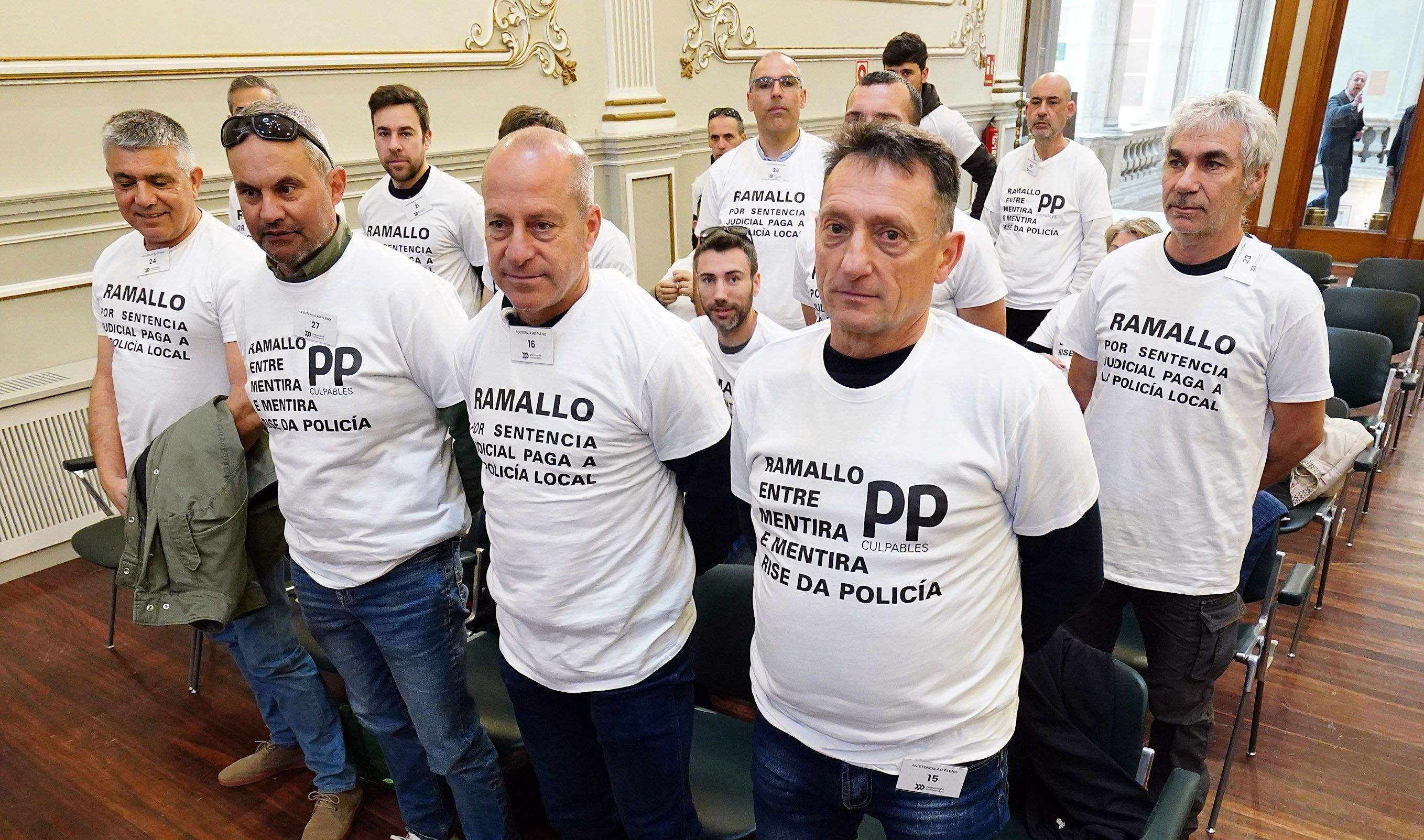 Agentes de la Policía Local de Marín en el pleno provincial