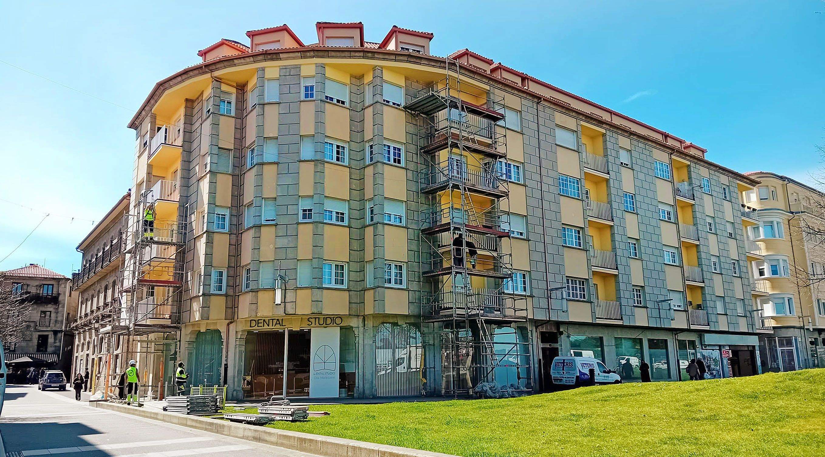 Edificio da praza de Valentín García Escudero, cos andamios en proceso de desmontaxe, poucas horas tralo roubo sucedido na madrugada do 28 de marzo