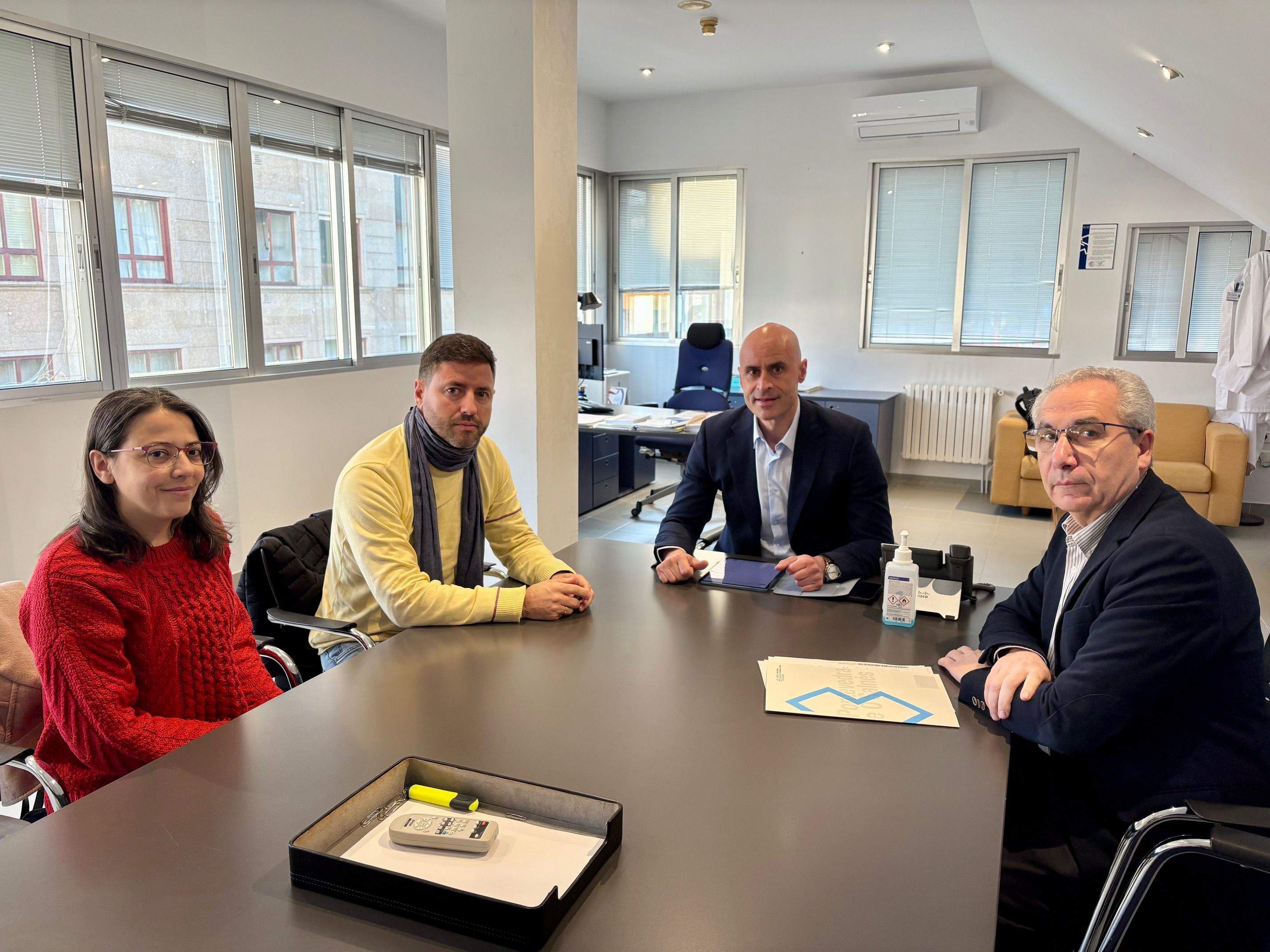 Reunión entre Samuel Lago, alcalde de Cambados, e o xerente José Flores