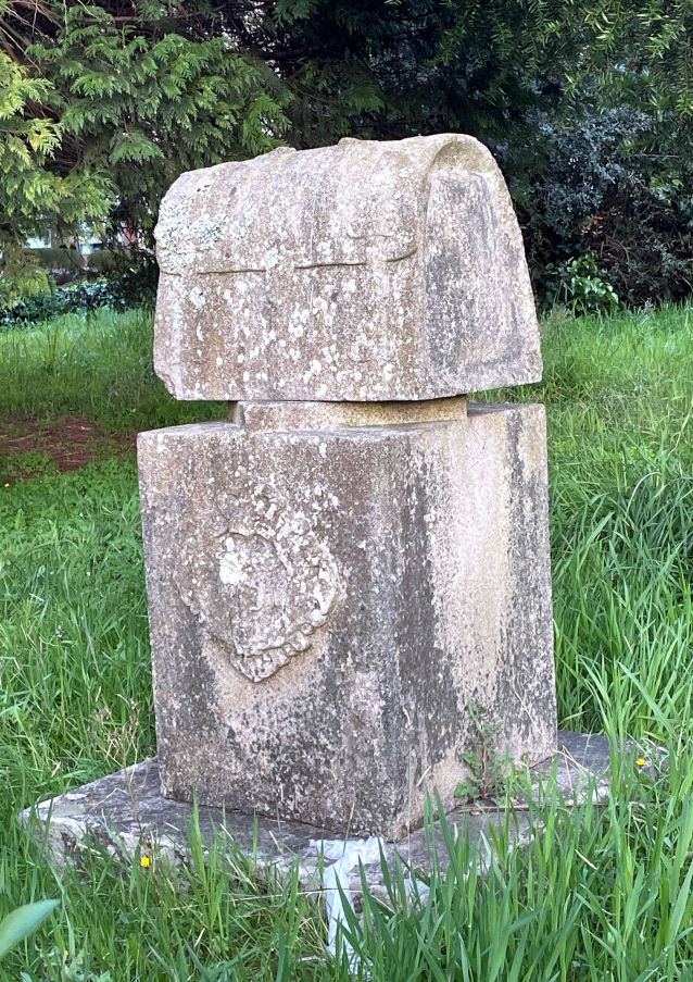 Escultura do maletín do axente comercial, xardín da Rúa Iglesias Vilarelle (ANR)
