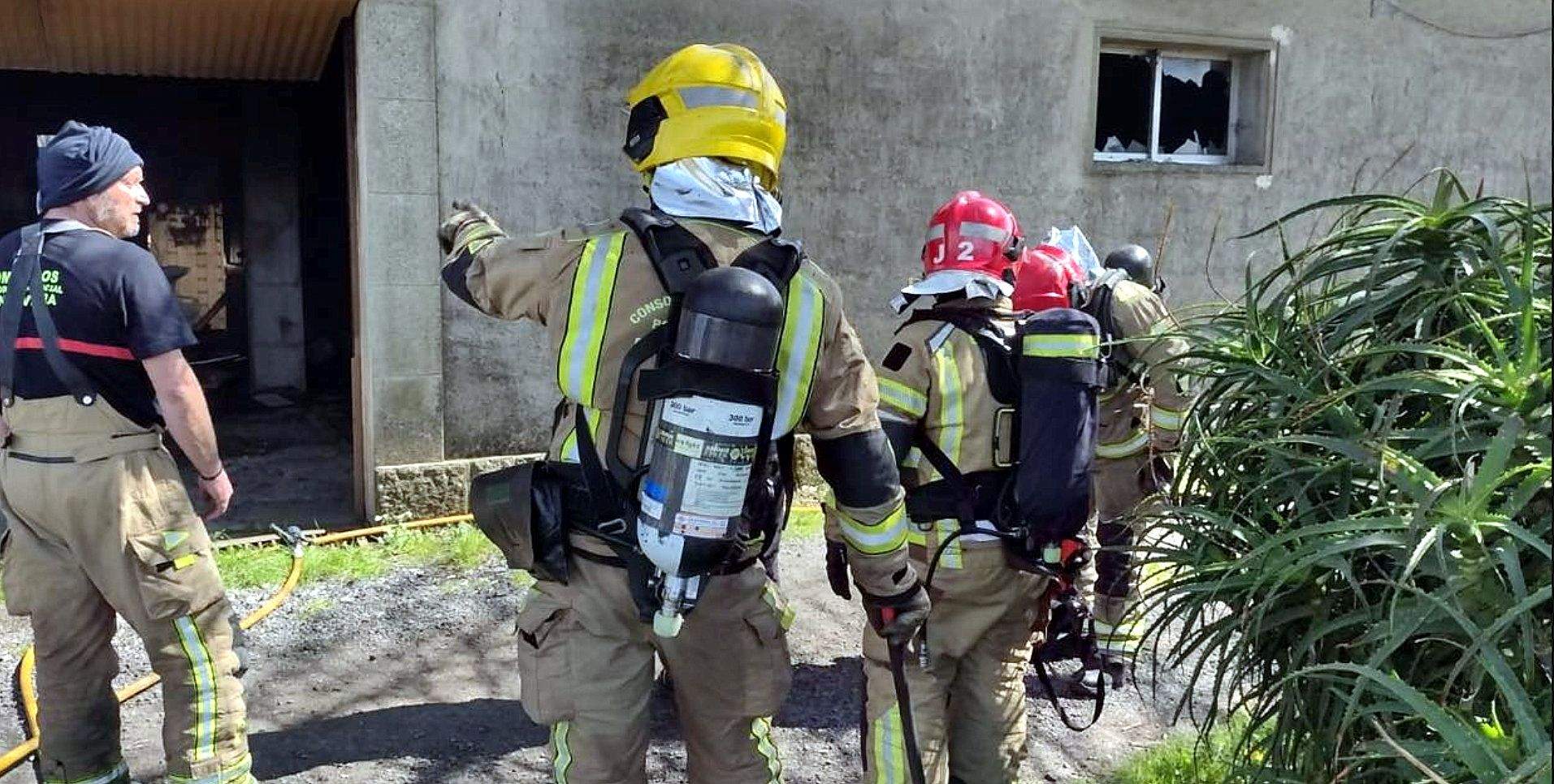 Incendio en una vivienda en Padrenda (Meaño)