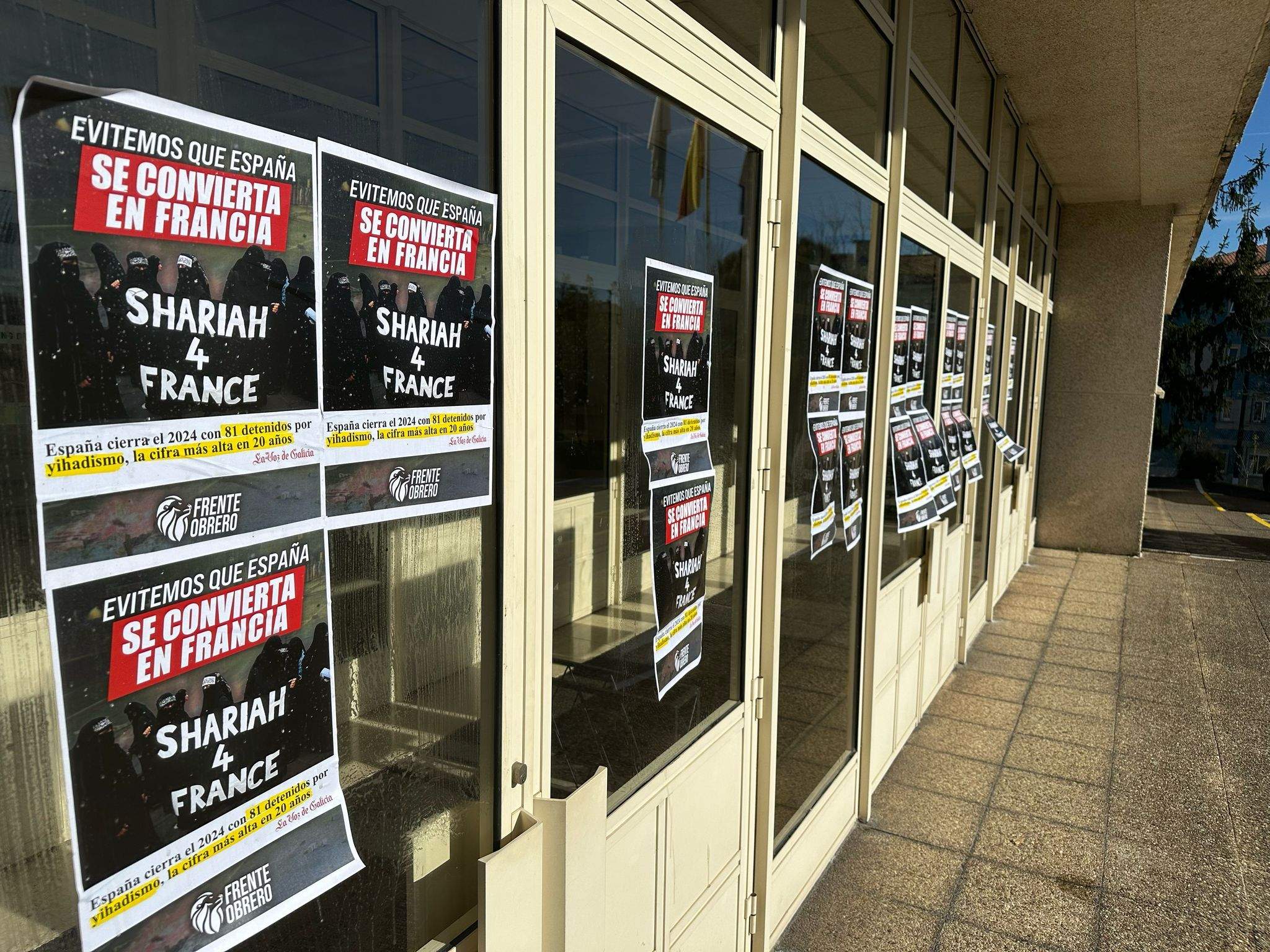 Carteles xenófobos en la entrada principal de la UNED