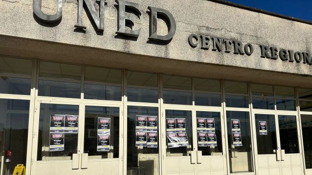 Carteles xenófobos en la entrada principal de la UNED